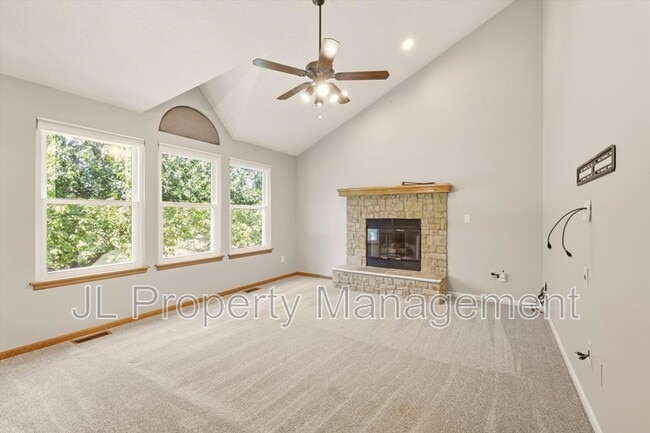 125 SE Topaz Dr