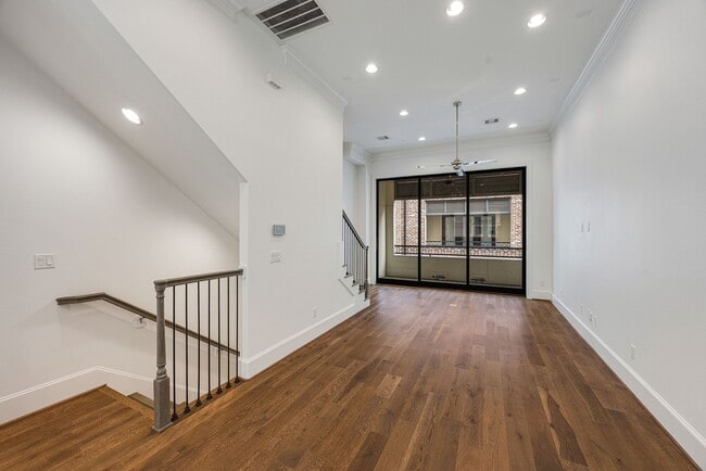 Photo - 2715 Maxroy St