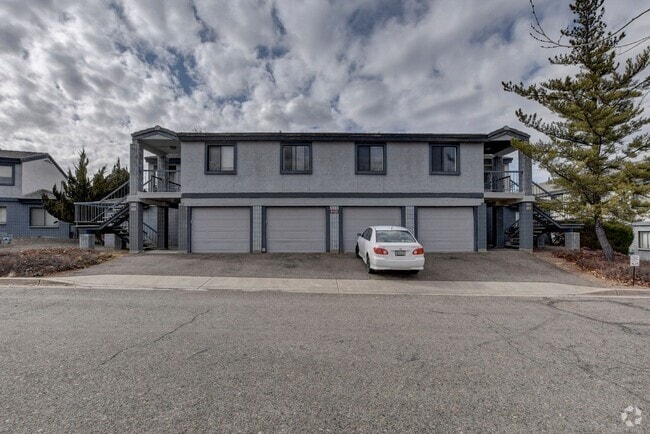 Building Photo - Rent this 3 bedroom, 2.5 bathroom condo.