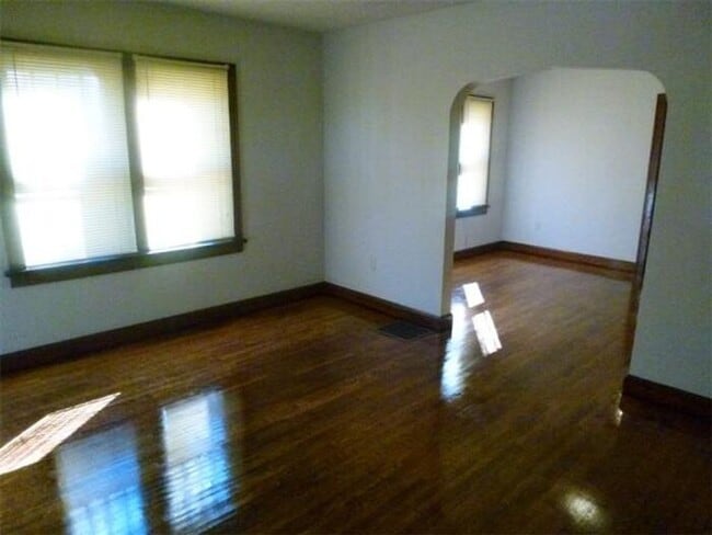 Photo - 2 Bedroom Home Near Union Hospital - Pets Welcome!
