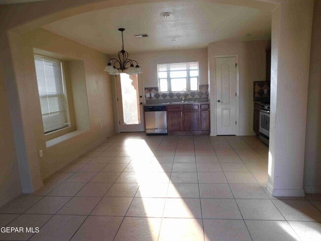 Photo - 4529 Hugo Reyes St