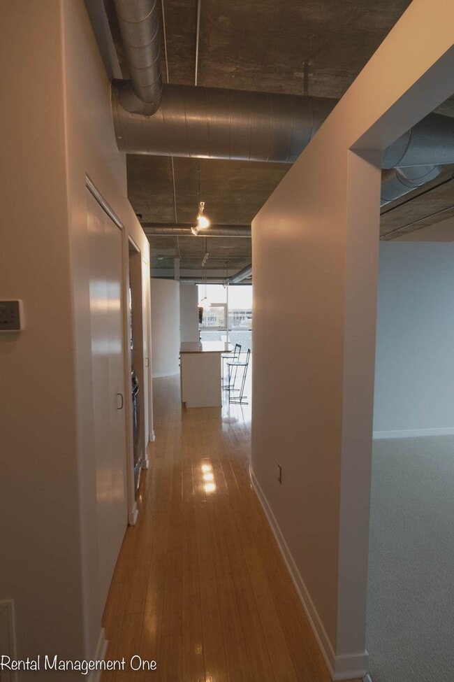 Photo - Downtown ROYAL OAK LIVING - 2 bed/2 bath - A CORNER WITH A VIEW! Unidad 507