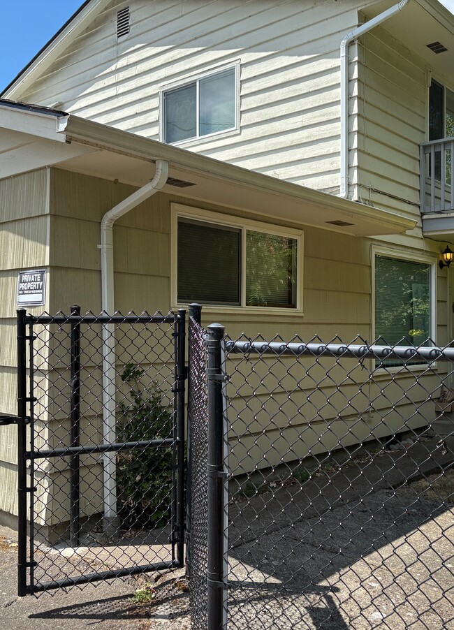 Building Photo - Cottage St Triplex Unit 774