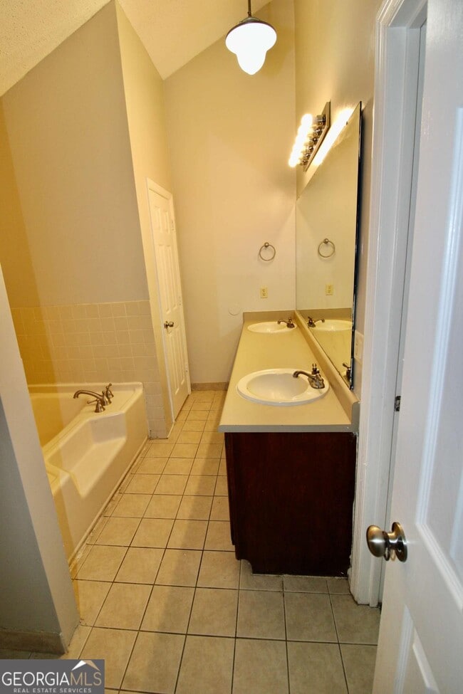 Photo - 208 Woodbridge Rd