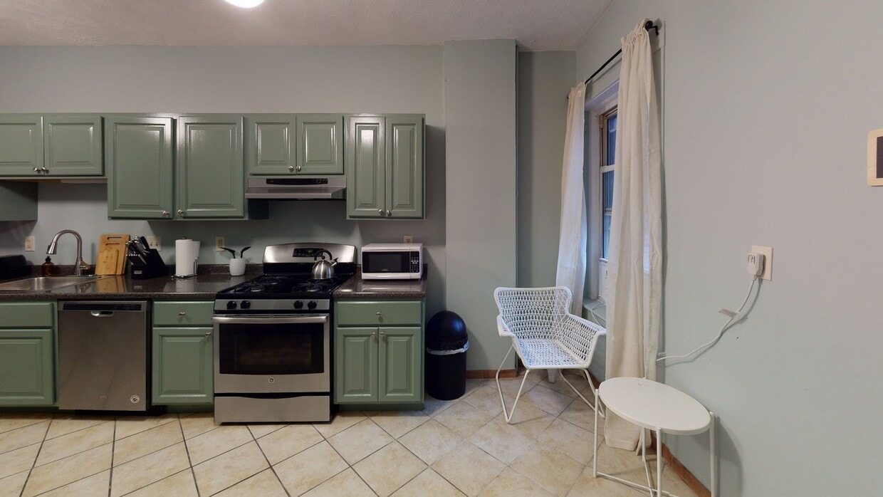 Photo - Private bedroom in 3 bed/1 bath Home