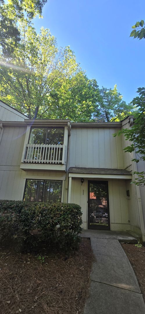Townhome convenient to shopping and schools - Townhome convenient to shopping and schools