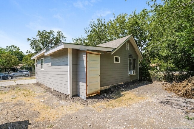 Photo - 1819 San Carlos St