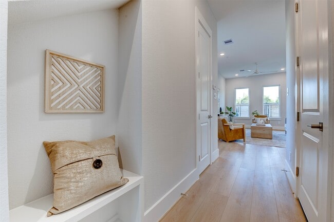 Photo - 5138 Rosslyn Rd