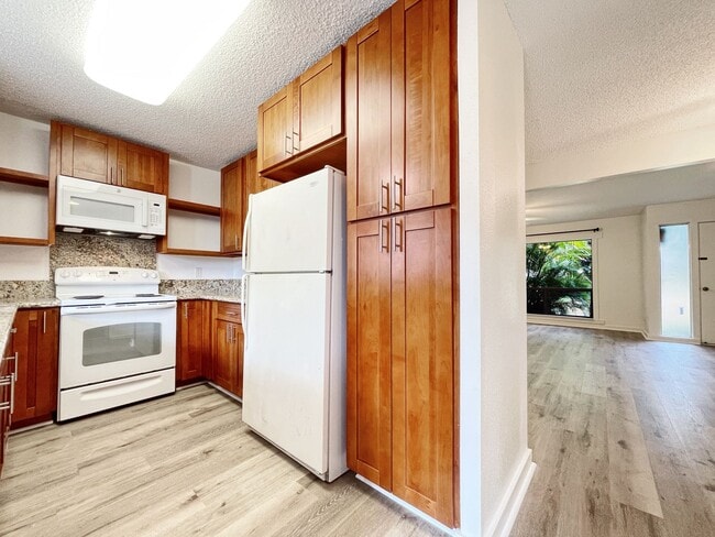 Building Photo - Pet Friendly Kaneohe Townhouse with A/C