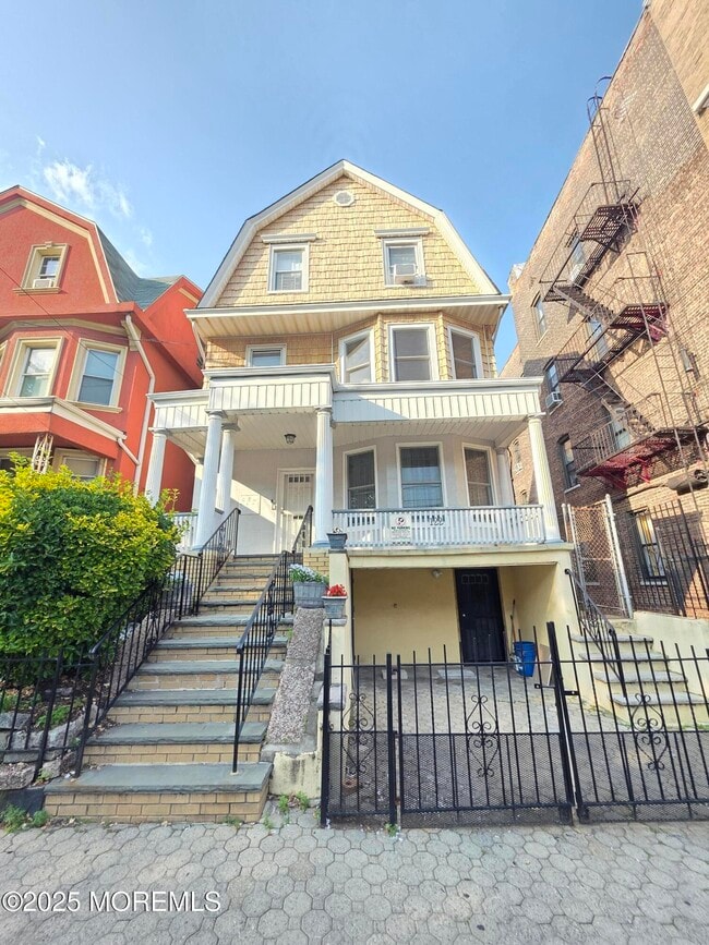 Building Photo - 122 Jewett Ave Unit 2 Rental