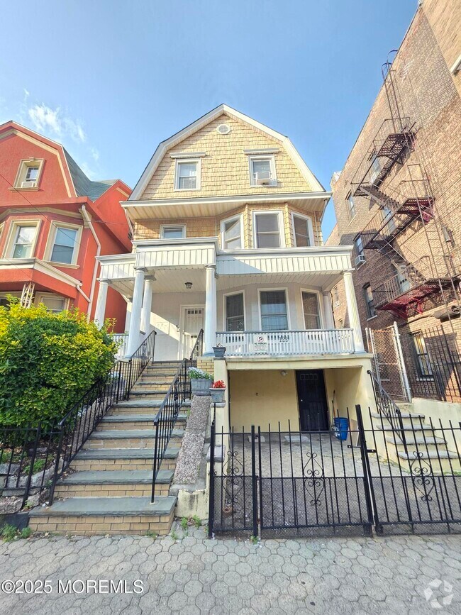 Building Photo - 122 Jewett Ave Unit 2 Rental