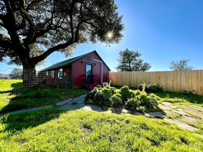 Building Photo - Charming Studio in desirable country neigh... Rental