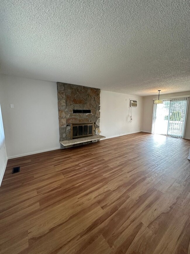 Photo - Gorgeous 3 Bedroom 2 Bathroom House!!!! #1101