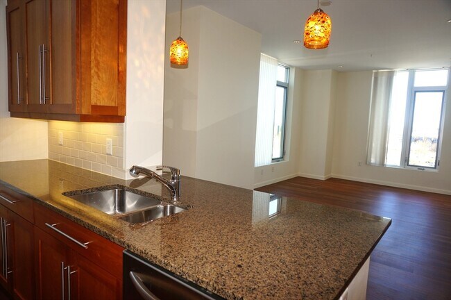 Photo - 10-40 Nouvelle Way Unit S1002