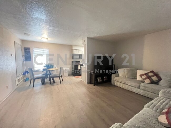 Photo - 1108 N Elm St Unit 6