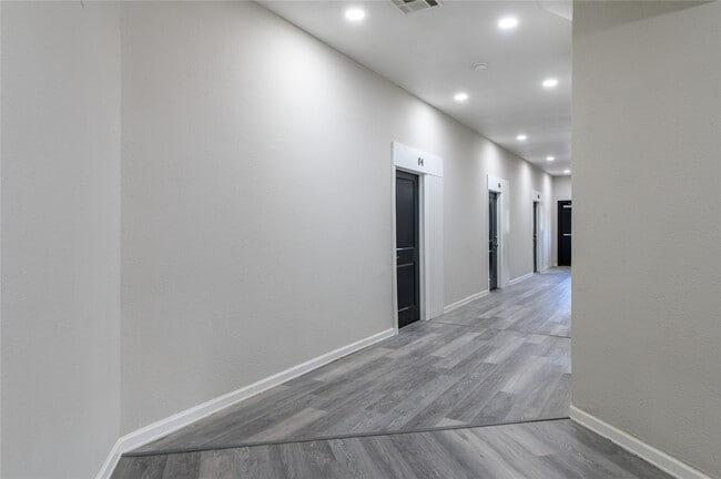 Photo - 4705 Lyons Ave Unit 5