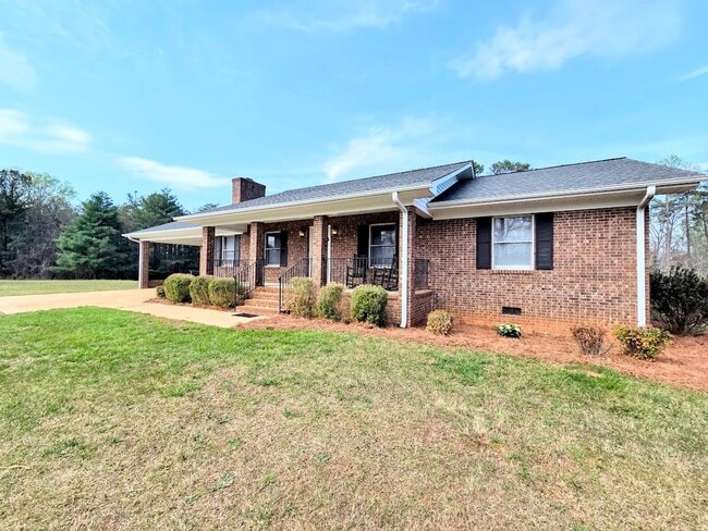 Building Photo - 3 Bedroom Brick Home Easley, SC