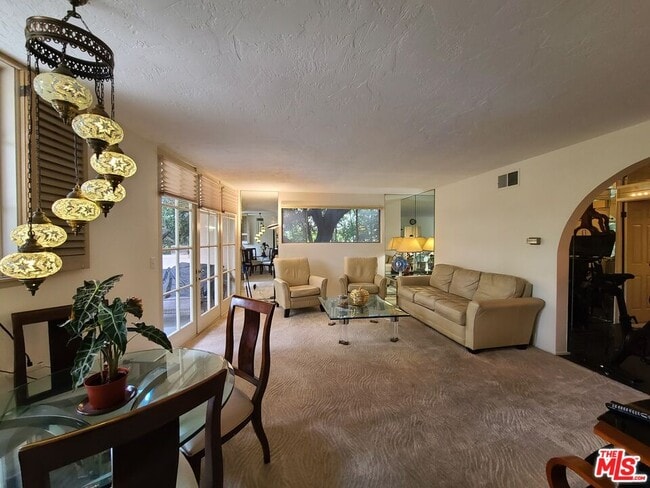 Photo - 933 Hilgard Ave Unidad 301