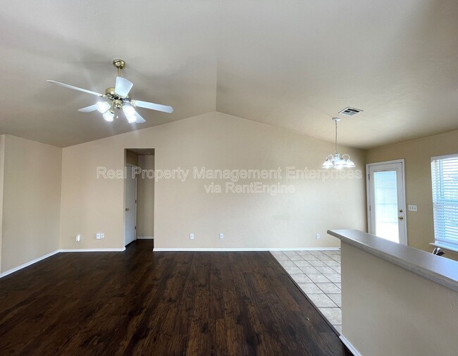 Photo - 1915 Leeds Ln