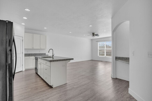 Photo - 3 Bedroom Townhome in Riverton!