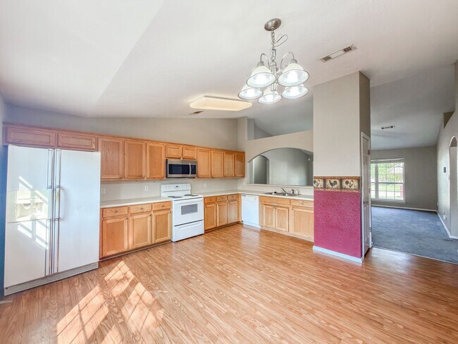 Photo - 604 Chateau Dr