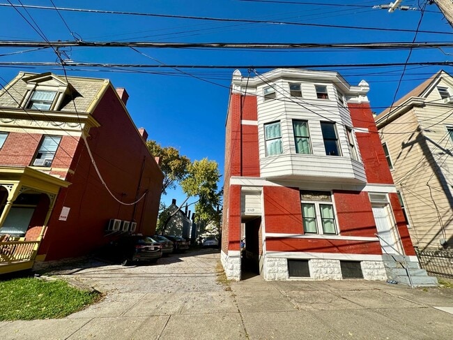 Building Photo - 2369 Victor St Unit 2