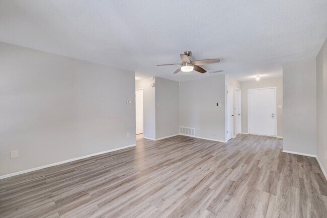 Photo - 1404 Greenfield Dr