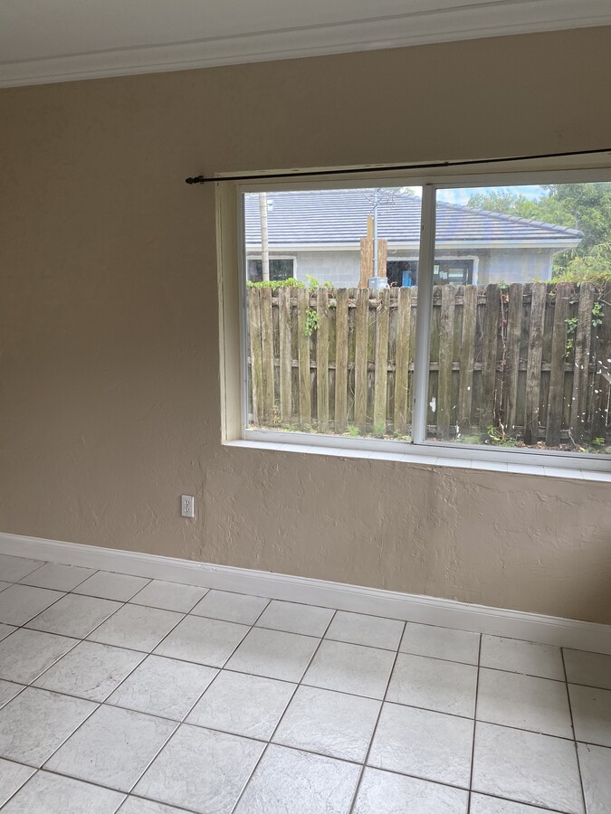 Photo - 277 NE 111th St Unidad 1 duplex