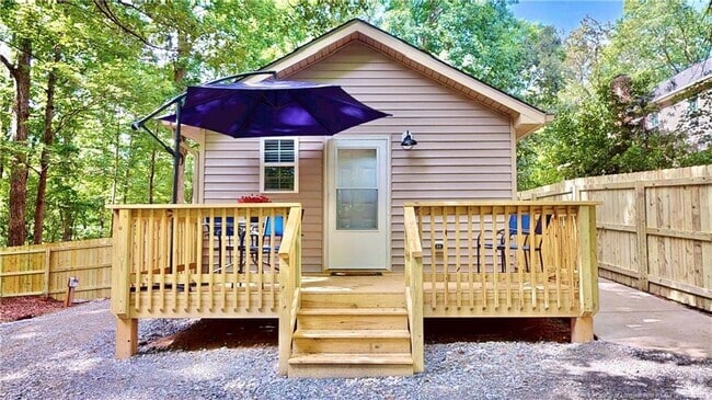 Building Photo - 2402 Rockwood Dr Rental