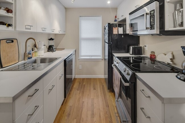 Kitchen - 233 Forest Home Dr