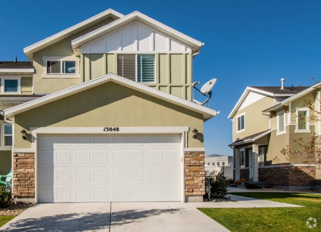 Building Photo - 4 Bed/3.5 Bath Townhome in Herriman!