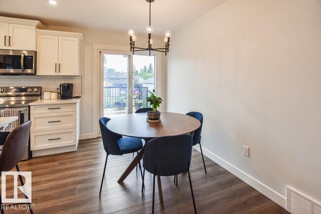 Photo - 4603-4641 41 Ave