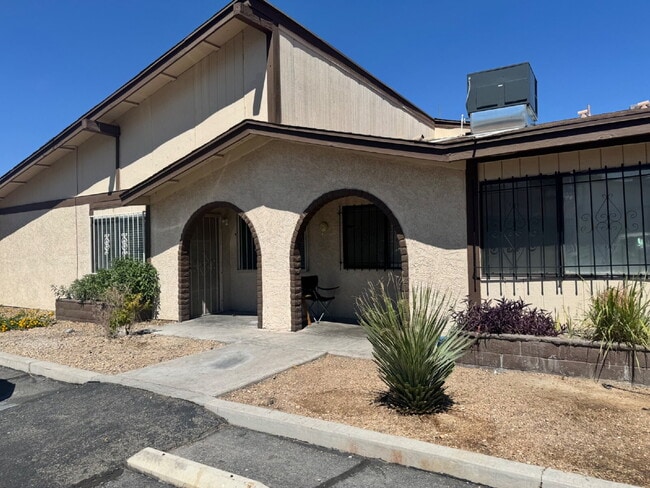 Building Photo - 2BR condo convenient location Unit A