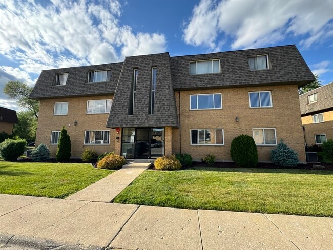 Building Photo - 6616 104th Pl Unit 4