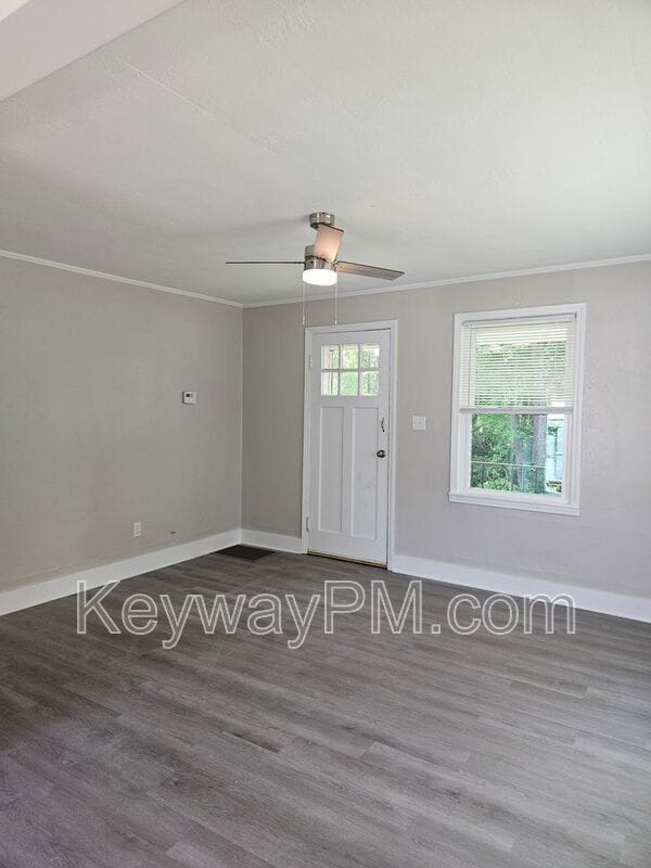 Photo - 302 Crystal Lake Dr