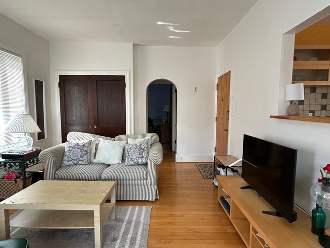 Livingroom photo 3 - 815 E Huron St