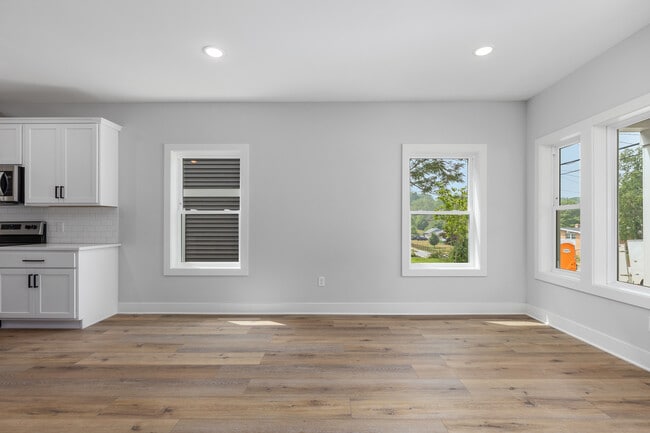 Photo - 980 Diamond Ave NE