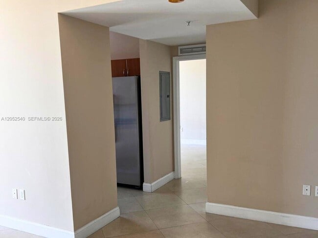 Building Photo - 2425 SW 27th Ave Unit 1006
