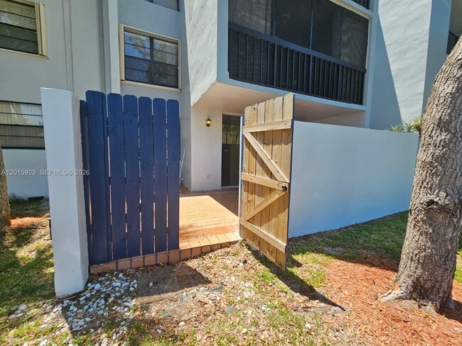 Building Photo - 10825 SW 112th Ave Unit 103