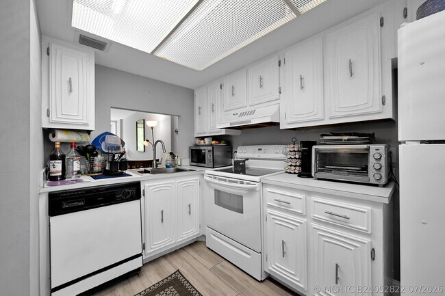 Building Photo - 103 Royal Pk Dr Unit 2E