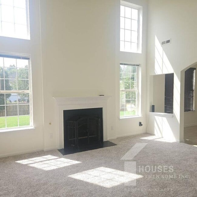 Photo - 213 Worcester Ln