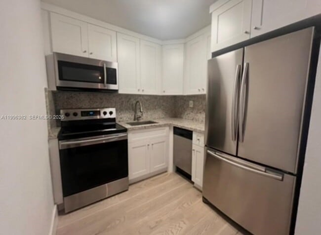 Building Photo - 444 SW 4th St Unit 204