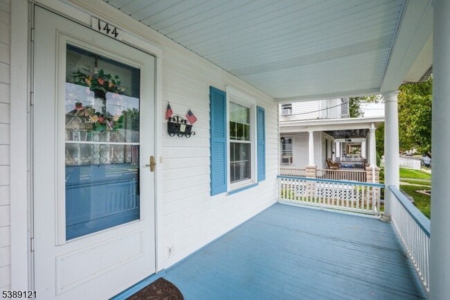 Photo - 144 W Franklin St