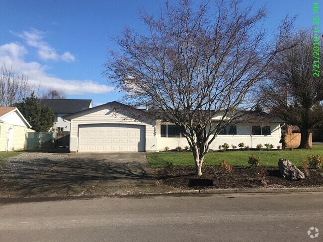 Building Photo - Honey stop the car one-Level ranch in the ... Rental