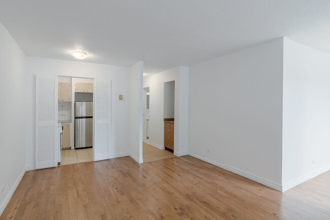 Building Photo - 1975 Maisonneuve Blvd W Unit 303