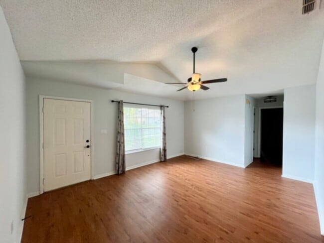Photo - Beautiful 3 Bedroom, 2 Bath Home in Sanfor...