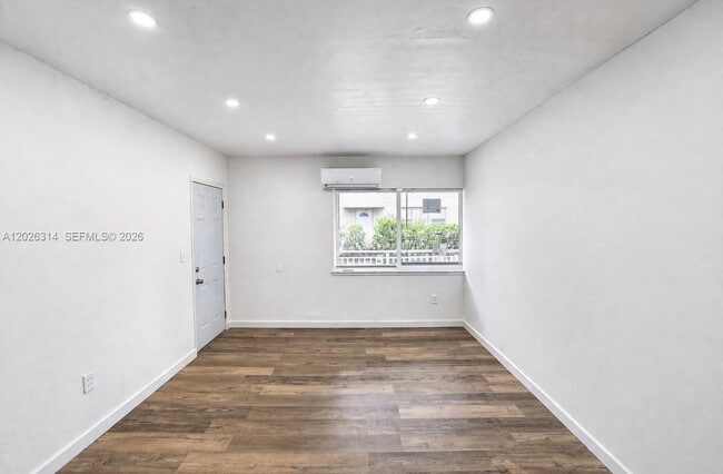 Photo - 7600 Dickens Ave Unidad 2