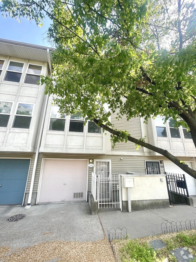 Building Photo - 1007 E 61st St Rental