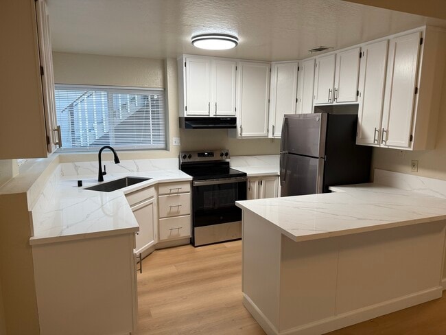 Building Photo - 1010 Figueroa St Unit 2