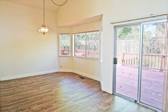 Photo - Single Story Evergreen Home at the Middle of a Cul-De-Sac!